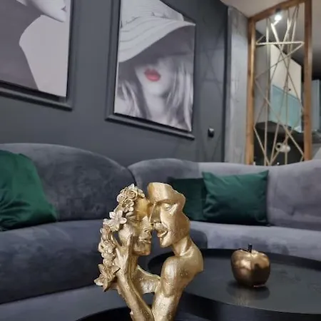 Marilyn Lux Apartment