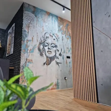 Marilyn Lux * Skopje